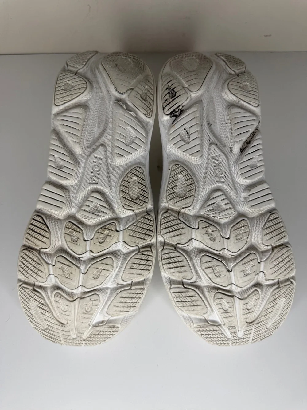 Hoka One One Clifton 10 Men Size 9.5 2E Triple White Sneakers Shoes 1162030 WWH